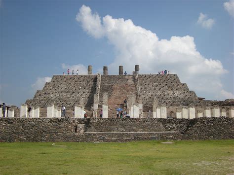 La Caduta di Tula: Un Dramma Civile Incastrato in un Contesto Cosmico Maya