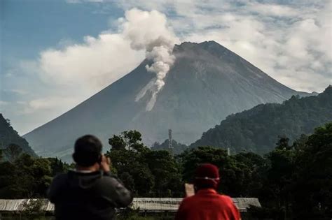 Il Disastro del Monte Merapi: Un Eruzione Vulcanica che Ricostruì la Società Giavanese del II Secolo d.C.